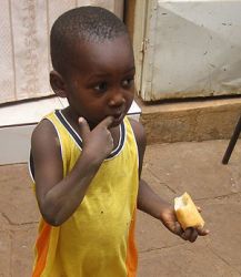 Kleiner Junge mit Brot